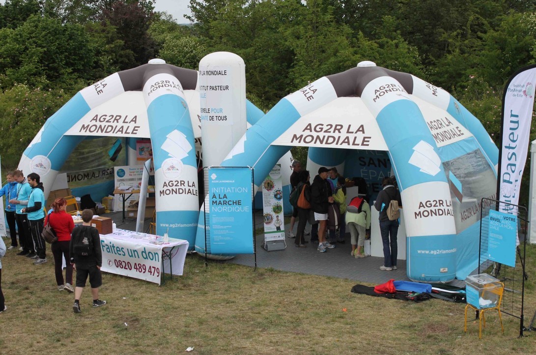 Tentes Igloos AG2R.jpg Tentes Igloos Gonflables AG2R